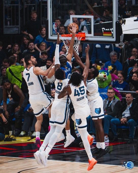 PG电子官方网站-世界名画，魔术后卫布莱克潇洒上演以一扣四，灰熊球员望尘莫及